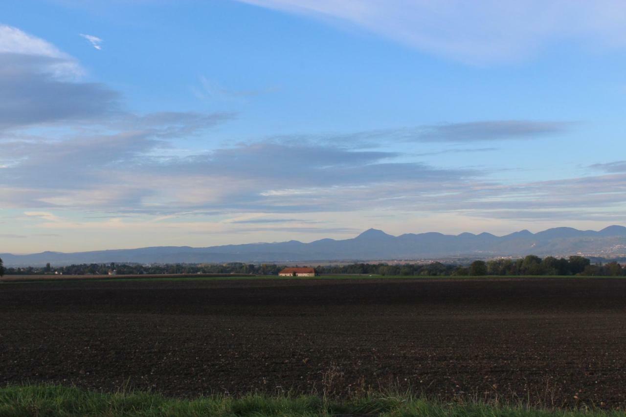 LES MONNATS GITE 8 personnes à la campagne Chaptuzat Exterior foto